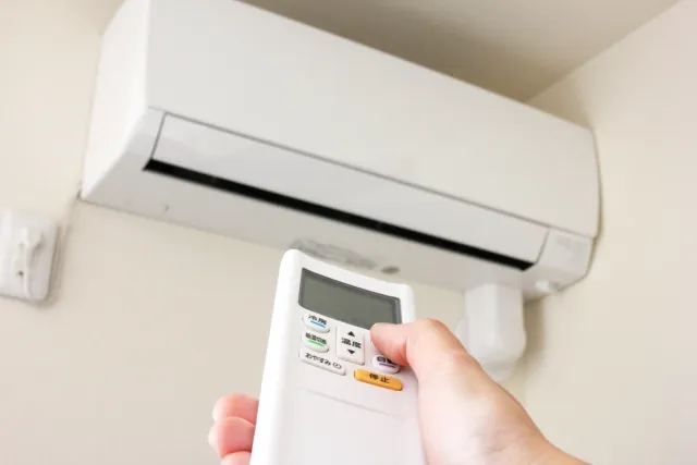 Remote control AC (eakon) Jepang dengan berbagai macam tombol.