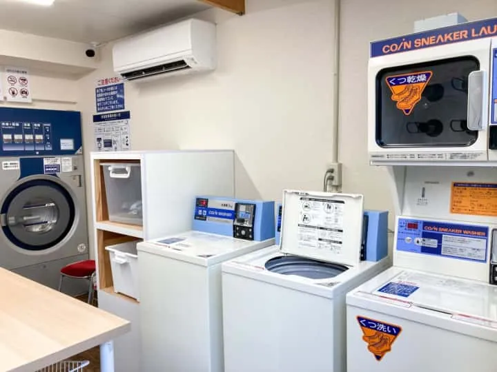 Coin laundry ရှိ အဝတ်လျှော်စက်တစ်လုံး၏ ထိန်းချုပ် panel။