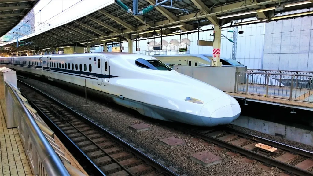 Stiker 'Free Wi-Fi' yang tertempel di dalam gerbong kereta Shinkansen.