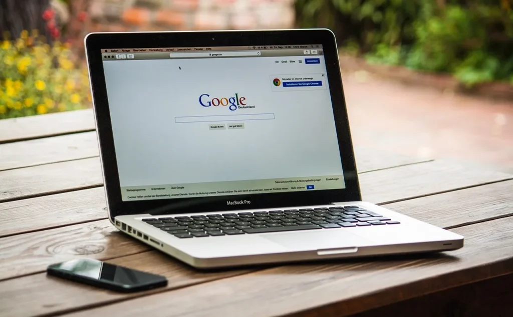 Seseorang sedang menggunakan laptop dengan koneksi internet yang cepat.