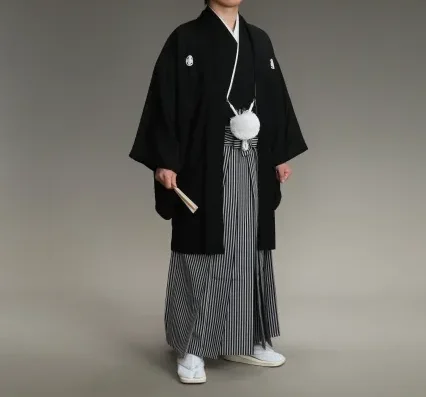 အမျိုးသားတစ်ဦးသည် haori နှင့် hakama အပြည့်အစုံဖြင့် formal ဆန်သော အမျိုးသားကီမိုနိုကို ဝတ်ဆင်ထားသည်