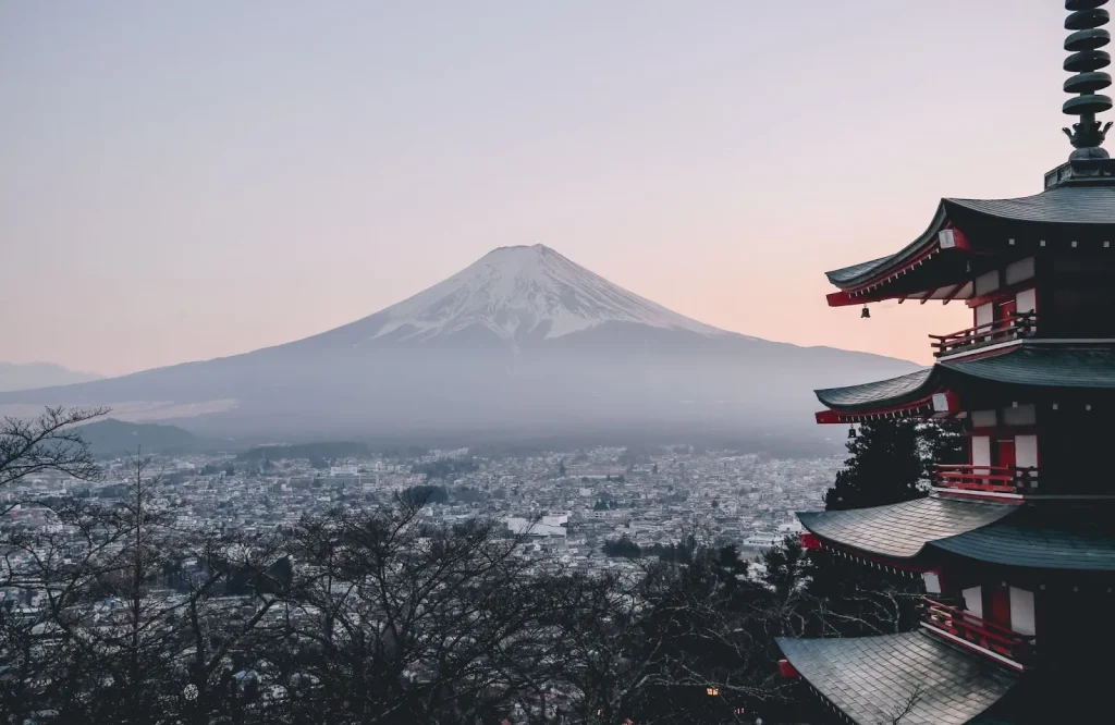 Paspor dengan stempel visa Jepang.