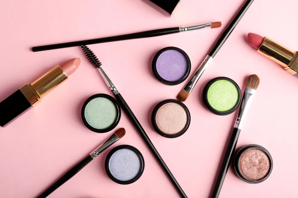 Berbagai macam produk makeup dari brand-brand Jepang.