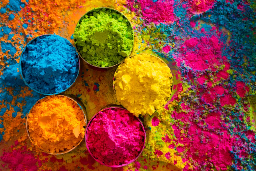 Seorang wanita tersenyum percaya diri setelah menemukan personal color-nya.